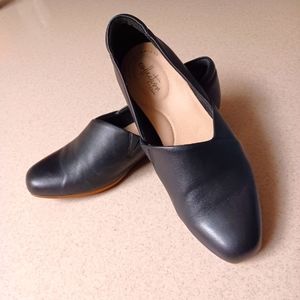 Clark black flats size 8.5.  Great condition no tags.